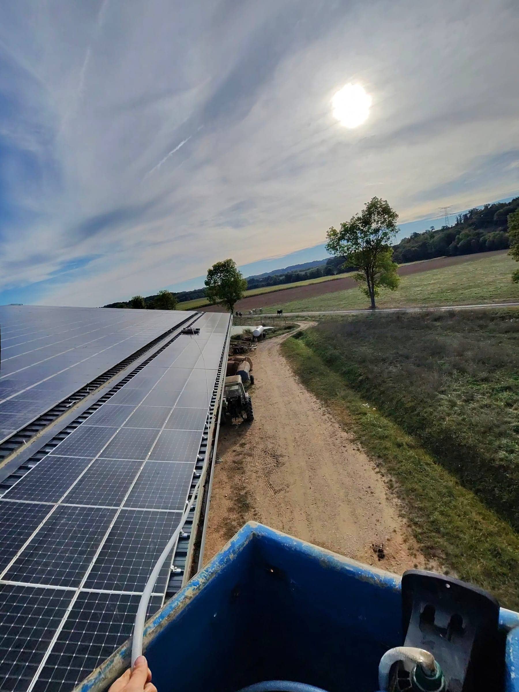 Longue rangée de modules d'une installation photovoltaïque vue depuis une nacelle